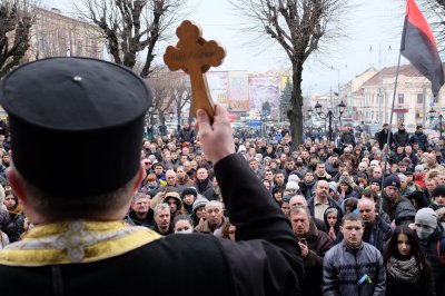 У Чернівцях біля ратуші молилися за вбитих 