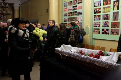 Сотні чернівчан прощаються з героєм Майдану