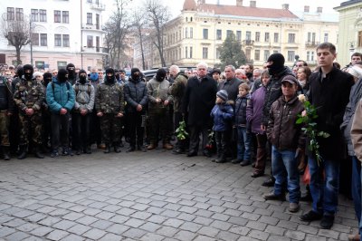 Сотні чернівчан прощаються з героєм Майдану