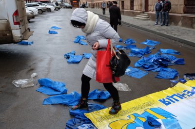 У ЧЕРНІВЦЯХ РОЗГРОМИЛИ ОФІС ПР