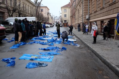 У ЧЕРНІВЦЯХ РОЗГРОМИЛИ ОФІС ПР