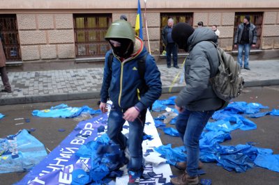 У ЧЕРНІВЦЯХ РОЗГРОМИЛИ ОФІС ПР