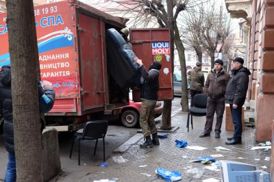 У ЧЕРНІВЦЯХ РОЗГРОМИЛИ ОФІС ПР