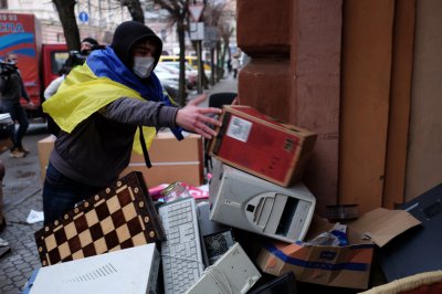 У ЧЕРНІВЦЯХ РОЗГРОМИЛИ ОФІС ПР