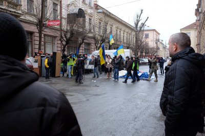 У ЧЕРНІВЦЯХ РОЗГРОМИЛИ ОФІС ПР