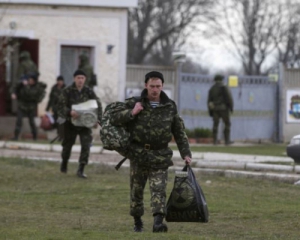 Українських військових вивезуть з Криму потягами