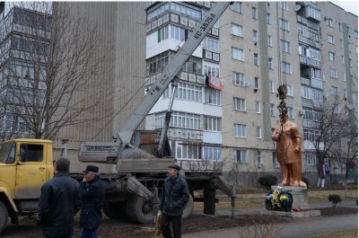 У Новодністровську зняли пам’ятник Шевченкові