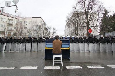 Піаніст, який прославився грою посеред революційного Києва, виступить у Чернівцях