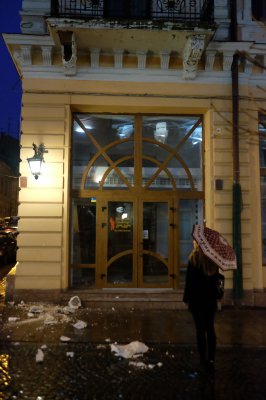 На вулиці Кобилянської знову відпав шматок балкону