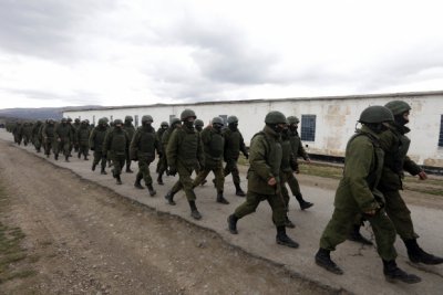 Російські солдати штурмують українську військову частину у Севастополі