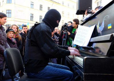 Піаніст-екстреміст зіграв у центрі Чернівців на підтримку вільної України