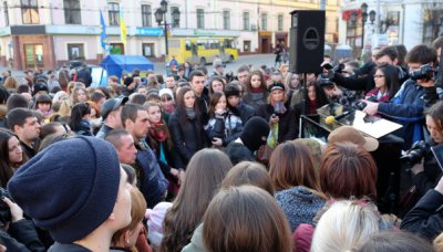 Піаніст-екстреміст зіграв у центрі Чернівців на підтримку вільної України