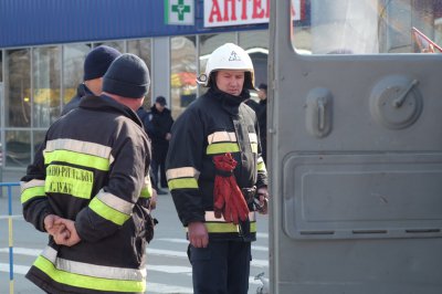 У «МЕТРО» вибухівки не знайшли, а «телефонних жартівників» ще шукають