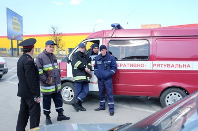 У «МЕТРО» вибухівки не знайшли, а «телефонних жартівників» ще шукають