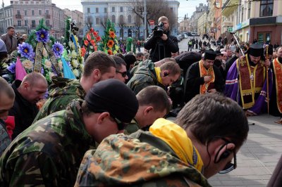 Чернівці попрощалися з Героєм Майдану Василем Аксениним