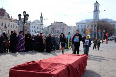 Чернівці попрощалися з Героєм Майдану Василем Аксениним