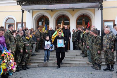 Чернівці попрощалися з Героєм Майдану Василем Аксениним