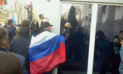 У Донецьку проросійські мітингувальники штурмують СБУ