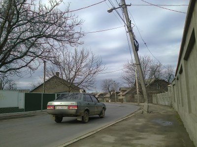 На машини, що їдуть по Винниченка, от-от впаде стовп