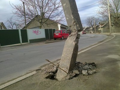 На машини, що їдуть по Винниченка, от-от впаде стовп