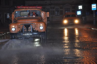 Центральні вулиці Чернівців почали поливати