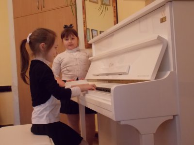 Чернівецькій музичній школі екс-президент подарував фортепіано