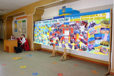 Чернівецькі школярі створили п’ятиметровий революційний плакат