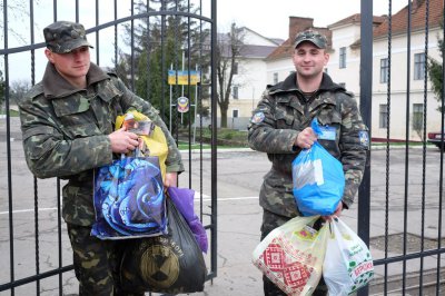 Чернівецькі школярі принесли майже сто пар шкарпеток військовим