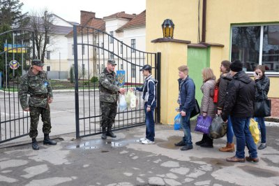 Чернівецькі школярі принесли майже сто пар шкарпеток військовим