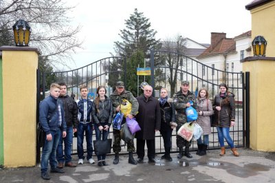 Чернівецькі школярі принесли майже сто пар шкарпеток військовим