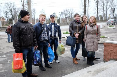 Чернівецькі школярі принесли майже сто пар шкарпеток військовим