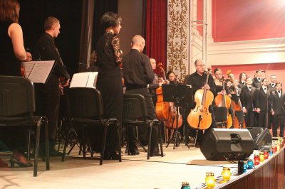 Павло Табаков під гру Чернівецького симфонічного оркестру презентував пісню про Небесну Сотню