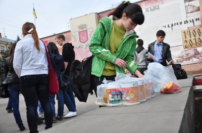 У Чернівцях активісти зафарбовують триколори на стовпах