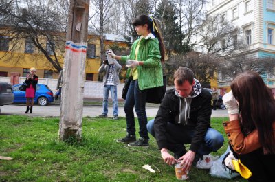 У Чернівцях активісти зафарбовують триколори на стовпах