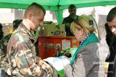 Буковинському козаку Михайлові Гаврилюку на Майдані дарують вишиванки