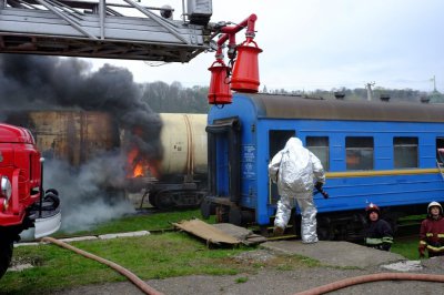 Рятувальники гасили пожежу на залізниці в Чернівцях