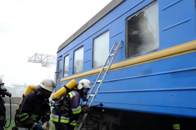 Рятувальники гасили пожежу на залізниці в Чернівцях