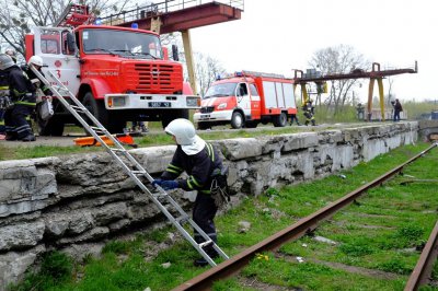 Рятувальники гасили пожежу на залізниці в Чернівцях