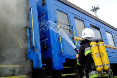 Рятувальники гасили пожежу на залізниці в Чернівцях