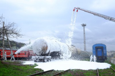 Рятувальники гасили пожежу на залізниці в Чернівцях