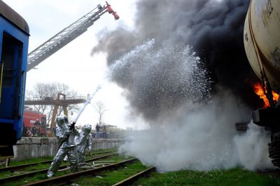 Рятувальники гасили пожежу на залізниці в Чернівцях