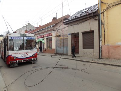 У Чернівцях тролейбус обірвав лінії електропередач