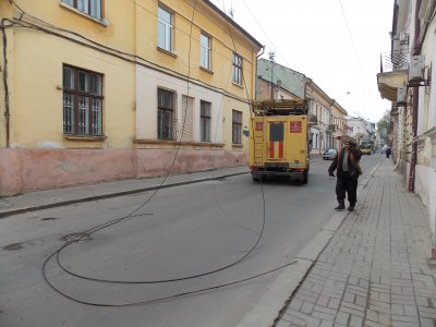 У Чернівцях тролейбус обірвав лінії електропередач