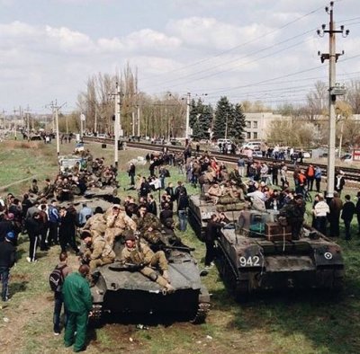 Українських військових, які заблоковані під Краматорськом, змушують здати зброю "зелені чоловічки"