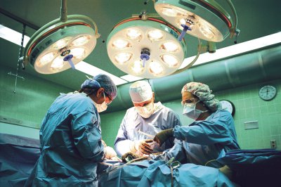 Китайські хірурги прооперували новонародженого із чотирма ногами та руками