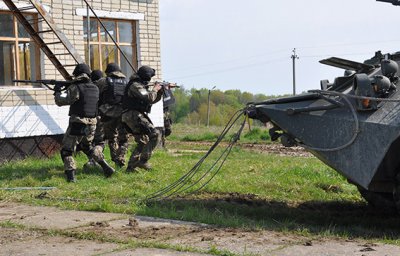 На Буковині "Сокіл" і військова розвідка штурмували захоплену будівлю