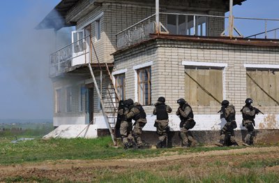 На Буковині "Сокіл" і військова розвідка штурмували захоплену будівлю
