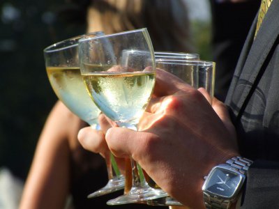 Помірне вживання алкоголю допомагає кар’єрному зростанню