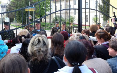 У Чернівцях під десантним батальйоном протестують проти мобілізації