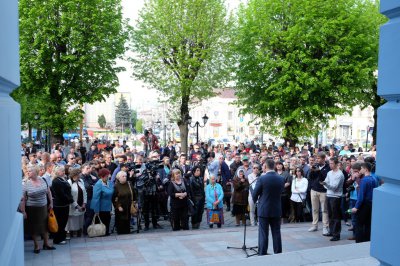 Михайлішин цілувався з бабусями на очах дружини